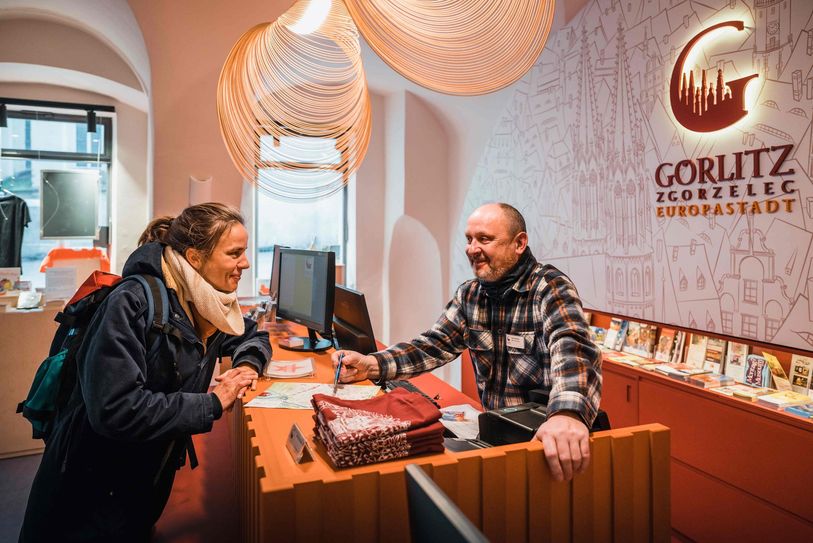 Beratungsgespräch in der Görlitz-Information.