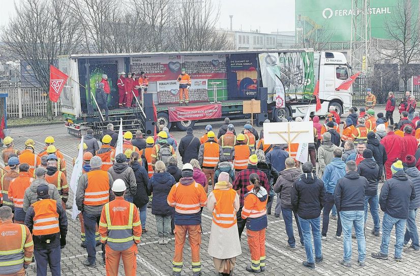 Auf dem Mitarbeiterparkplatz des Feralpi Stahl Firmengeländes in Riesa machten sich die Stahlarbeiter mehrerer Werke der Region Luft gegen die politischen Entscheidungen für die Branche.