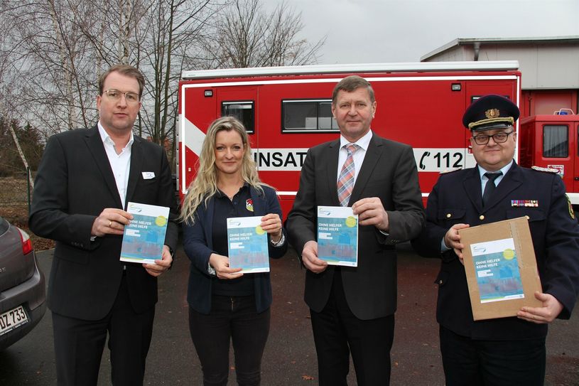 Alexander Erbert (li., Leiter des Krisenstabes), Claudia Noack (amtierende Sachgebietsleiterin Rettungsdienst, Brand- und Katastrophenschutz, Zivilschutz), Landrat Siegurd Heinze und Kreisbrandmeister Tobias Pelzer mit dem Magazin zum Katastrophenschutz im Landkreis Oberspreewald-Lausitz.