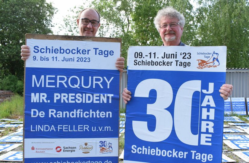 Die Vorbereitungen zum Stadtfest laufen auf Hochtouren. Norman Reitner (links) und Klaus Klix von der AG Schiebocker Tage haben sich beim Plakate kleben ablichten lassen.