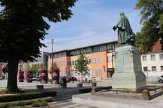 Lübbener Rathaus mit Paul-Gerhardt Statue.