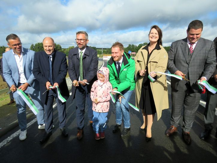 Der Erste Beigeordnete des Landkreises Bautzen, Jörg Szewczyk, der Bürgermeister der Gemeinde Lichtenberg, Thomas Wuttke, Verkehrsminister Martin Dulig, Ministerpräsident Michael Kretschmer, die Präsidentin des Landesamtes für Straßenbau und Verkehr, Dr. Saskia Tietje, und der Radeberger Oberbürgermeister Frank Höhme haben die junge Generation in ihre Mitte genommen und eröffnen gemeinsam die Ortsumgehungsstraße bei Leppersdorf. Foto: Matthias Stark