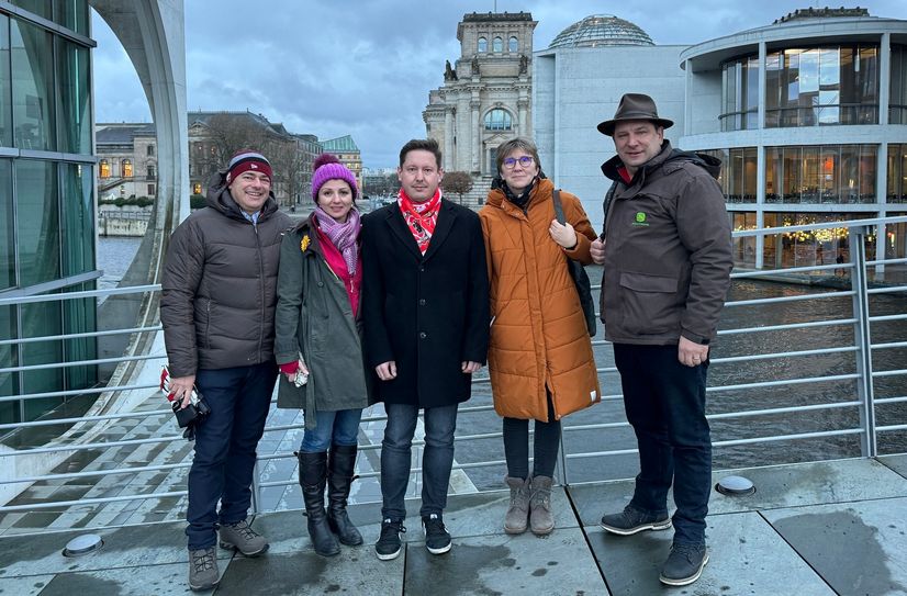Uwe Schieban (l.), Borjana Dinewa-Zelt (2.v.l.), Silke Müller (2.v.r.) und Heiko Terno (r.) schilderten in Berlin Hannes Walter (m.) die Situation der Bauern aus Südbrandenburg.