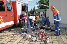 Susann Sommer, die Jugendwartin der Ortsfeuerwehr von Zabeltitz-Treugeböhla (l.) überwacht die Station »Gerätepuzzle«. Dort müsse - auf Zeit – alle vorgegebenen Teile miteinander verbunden werden. Für Jedes übriggebliebene Stück werden der Mannschaft 10 Strafsekunden aufgebrummt.