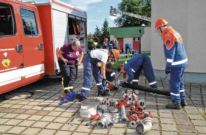 Susann Sommer, die Jugendwartin der Ortsfeuerwehr von Zabeltitz-Treugeböhla (l.) überwacht die Station »Gerätepuzzle«. Dort müsse - auf Zeit – alle vorgegebenen Teile miteinander verbunden werden. Für Jedes übriggebliebene Stück werden der Mannschaft 10 Strafsekunden aufgebrummt.
