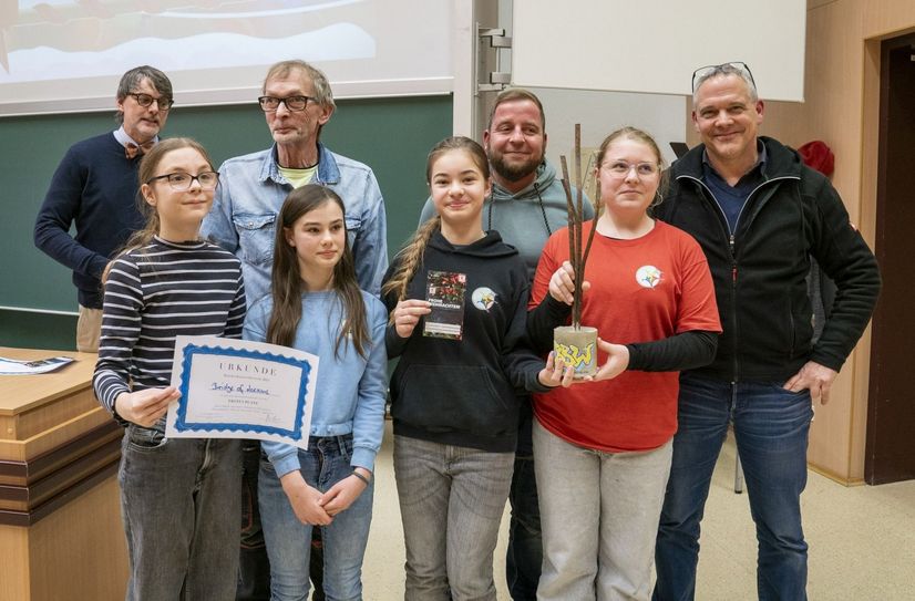 Die Gewinnerinnen des Brückenbau-Wettbewerbs 2024 vom Team »Bridge of Dreams« der Georg Heinsius von Mayenburg Schule Brieske, dahinter (v. li.): der akademische Mitarbeiter der BTU Stephan Hernschier, ihr Lehrer Ronald Pusch sowie zwei Vertreter der Elternschaft.
