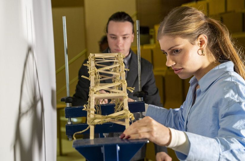 Studentin bei der Vorbereitung einer Brücke auf den Test.
