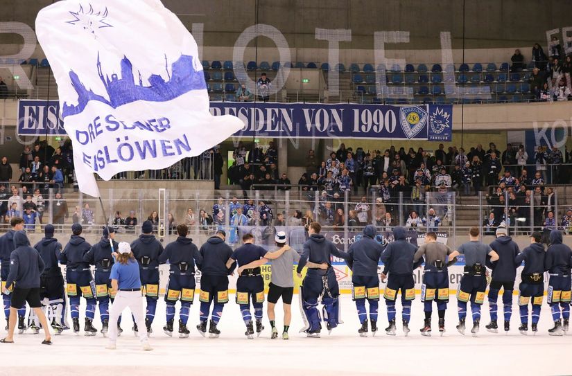 Eislöwen feiern gemeinsam mit ihren Fans.