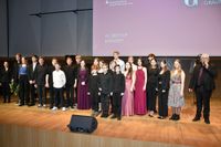 Die Teilnehmer des 21. »Best of« Konzerts gemeinsam auf der Bühne der Kulturweberei Finsterwalde.