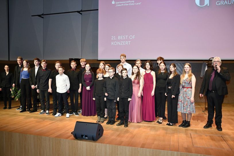 Die Teilnehmer des 21. »Best of« Konzerts gemeinsam auf der Bühne der Kulturweberei Finsterwalde.