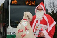 Hagen Mehner (54) spendet seit Jahren in seinem Ehrenamt viel Freude: Er ist Weihnachtsmann aus Leidenschaft und im »zweiten Beruf« seit 1990 Busfahrer bei der Verkehrsgesellschaft Meißen (VGM).