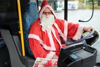 Hagen Mehner (54) spendet seit Jahren in seinem Ehrenamt viel Freude: Er ist Weihnachtsmann aus Leidenschaft und im »zweiten Beruf« seit 1990 Busfahrer bei der Verkehrsgesellschaft Meißen (VGM).