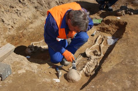 Ausgrabung eines Gräberfeldes unter dem Riesaer Rathausplatz. Foto: Farrar
