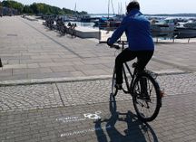 Werbung unter dem Reifen, die Touristen kaum übersehen können.
