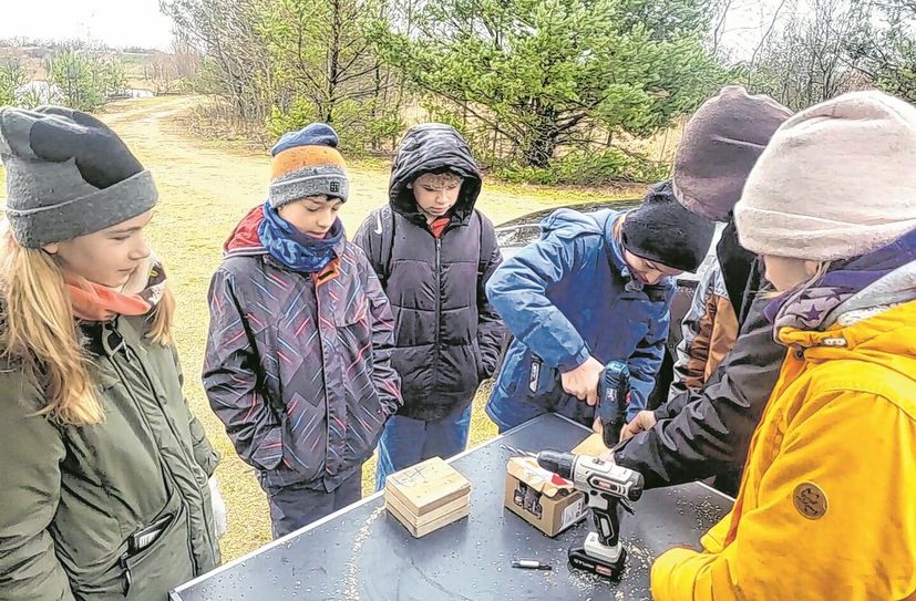 Mit Begeisterung und handwerklichem Geschick waren alle jungen Angler beim Hausbau dabei.