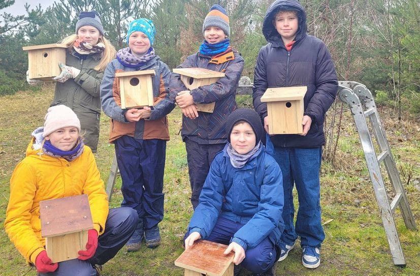 Viele fertige Vogelhäuschen konnten in den Uferbereichen  angebracht werden.