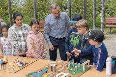 Roland Ledwa, Geschäftsführer der Wohnungsgesellschaft Riesa, lässt sich von den Hortkindern der Grundschule ihre kreativen Modelle für einen neuen Spielplatz erklären.