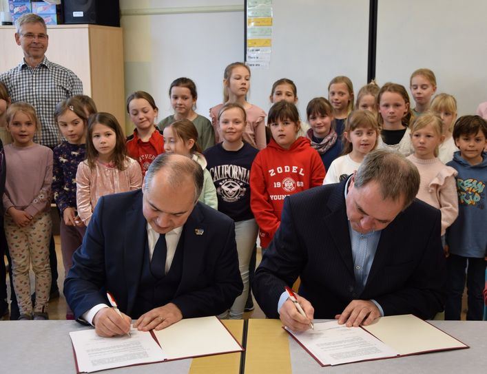 Octavian Ursu, Oberbürgermeister der Stadt Görlitz (links im Bild), und Per Wiesner, Bürgermeister der Gemeinde Neißeaue, unterzeichnen die Zweckvereinbarung - Schulträgerschaft.
