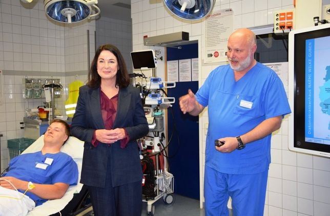 In der Zentralen Notaufnahme demonstrierte Chefarzt Rutker Stellke der Ministerin die Möglichkeiten der Telemedizin.
