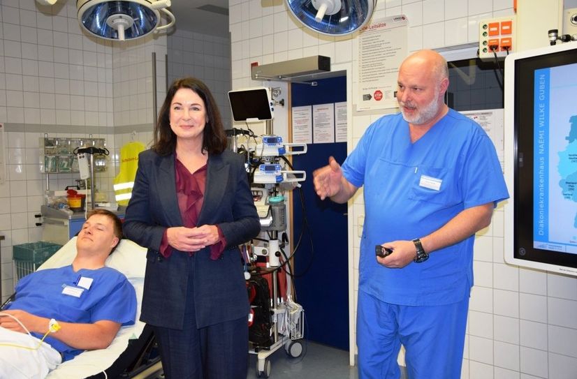 In der Zentralen Notaufnahme demonstrierte Chefarzt Rutker Stellke der Ministerin die Möglichkeiten der Telemedizin.