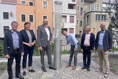 Vetreter der Verwaltung testen den neuen Wasserstrudel an der Fährmannstraße. Foto: Farrar