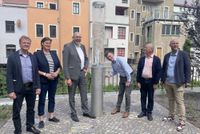 Vetreter der Verwaltung testen den neuen Wasserstrudel an der Fährmannstraße. Foto: Farrar