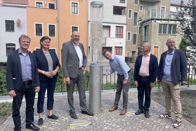 Vetreter der Verwaltung testen den neuen Wasserstrudel an der Fährmannstraße. Foto: Farrar
