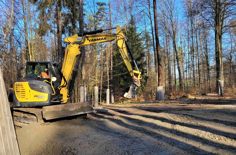 An der Ziegenrückenstraße zwischen Hocksteinschänke und Waltersdorf sind die Baumaßnahmen für den Bau des ersten Löschwasserbehälters der Stadt Hohnstein im Nationalpark angelaufen.