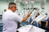 Dr. Ivor Dropco erläutert die Funktionsweise des neuen DaVinci Roboters vor CTK-Azubis.