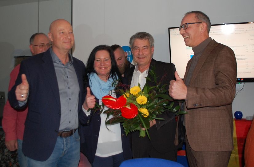 Tim Lochner (3. v. l.) auf der Wahlfeier der AfD.