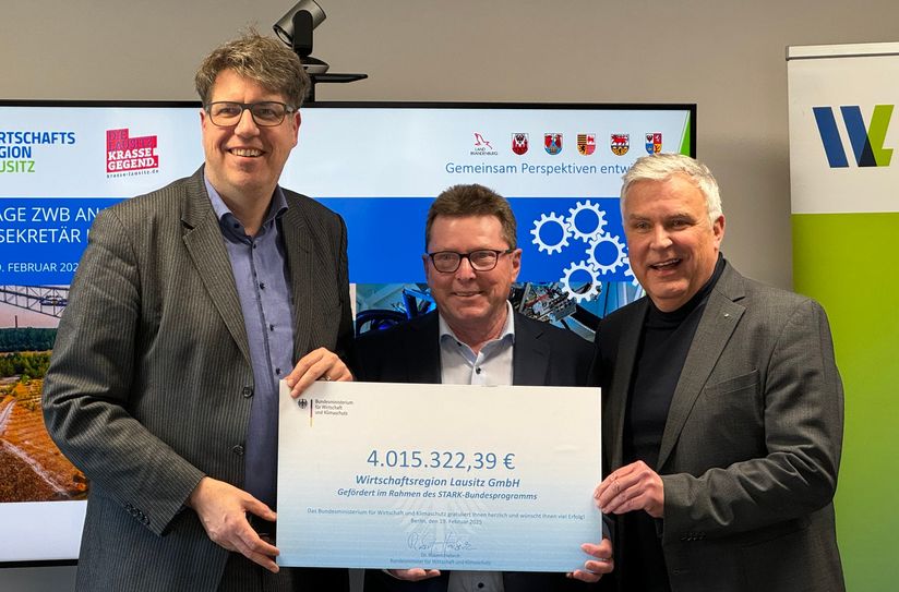 Staatssekretär Michael Kellner übergab den symbolischen Scheck an Heiko Jahn und Dr. Klaus Freytag.