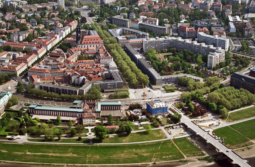 Der Neustädter Markt und das anschließende Königsufer sollen nach dem Willen der Gesellschaft Historischer Neumarkt Dresden und vieler Dresdner, die per Bürgerbegehren dafür gestimmt haben, wieder nach historischem Vorbild bebaut werden. Doch wie geht es nun weiter?