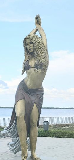 Shakira-Statue
