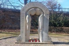 Denkmal für die Opfer von Krieg, Gewalt und Vertreibung im Brückenpark Pirna.