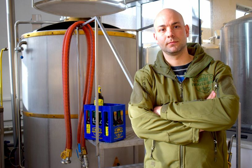 Tobias Frenzel ist Inhaber seiner Braumanufaktur in Bautzen. Die Brauerei produziert durchschnittlich 800 Hektoliter Bier im Jahr. Viele Brauereien bleiben nun auf ihren produzierten Mengen sitzen. Foto: Sandro Paufler