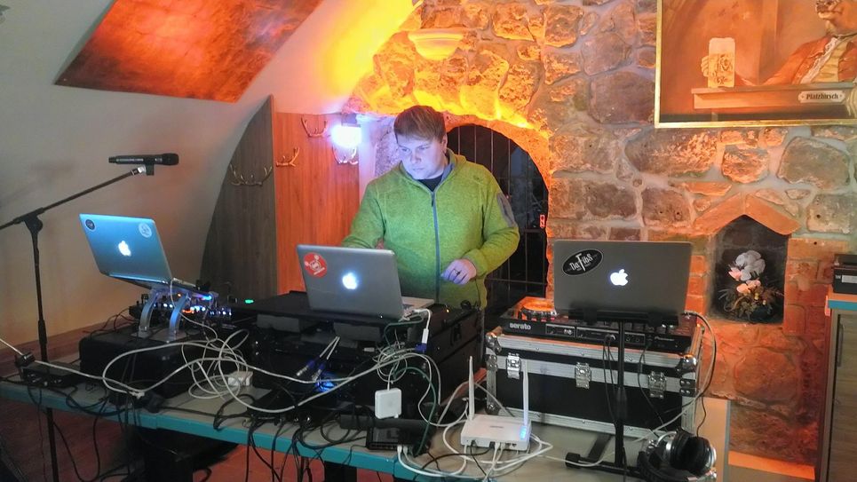 Dj Ohrkan alias Ingo Weichelt sendet aus verschiedenen Locations und baut online seine Reichweite aus.