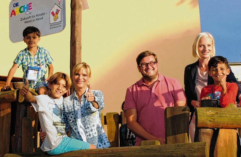 Im selben Boot mit „Arche“-Kindern: Arche-Botschafterin Uta Bresan (3.v.l.), Einrichtungsleiter Marcel Bretschneider und CDU-Landtagsabgeordnete Daniela Kuge (r.). Foto: Eckardt
