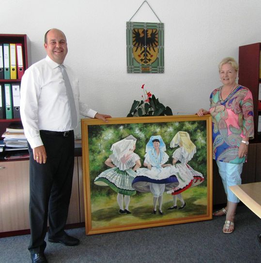 Bürgermeister Lars Kolan und die Lübbener Malerin Sybille Grunert. Foto: Hannelore Tarnow/Stadt Lübben