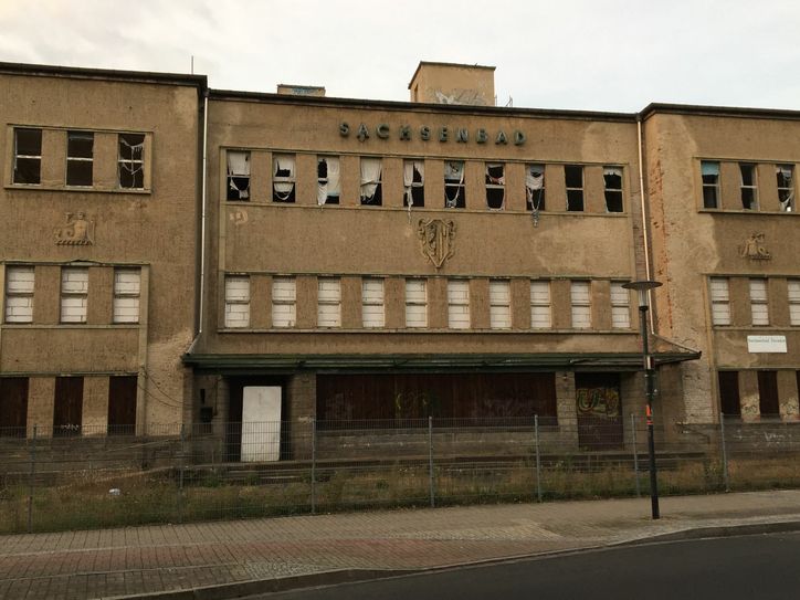 Das Volksbad Dresden-Nordwest (später Sachsenbad) wurde am 2. November 1929 eröffnet. Vorausgegangen war ein Beschluss der Stadtverordnetenversammlung, die dafür 1,35 Millionen Reichsmark zur Verfügung stellte. Hintergrund war die hohe Bevölkerungsdichte und die schlechten Wohnbedingungen in dem Stadtteil. Der Bau erfolgte damals nach den neusten Erkentnissen auf dem Gebiet des Bäderwesens. Das Sachsenbad besaß eine Dampfabteilung, 3 Wannenbäder, 14 Kurbäder, zwei Sitzbäder, 16 Brausbäder und einen Gymnastiksaal. Bei sportlichen Veranstaltungen bot das Bad auch Platz für Zuschauer. Mit einer Länge von 25 Metern und einer Breite von elf Metern war das Schwimmbecken eines der größten in Dresden. Das Sachsenbad steht beispielhaft für die Epoche des „Neuen Bauens“.