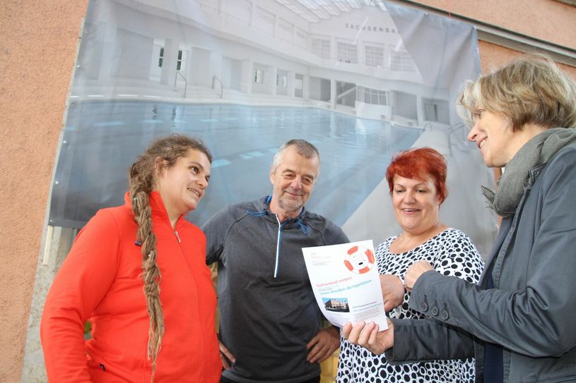 Die Mitglieder der Bürgerinitiative (v.l.): Claudia Rüdiger, Christian Helms, Heidi Geiler und Dorothea Becker vor der Innenansicht des Sachsenbades. Foto: Schramm