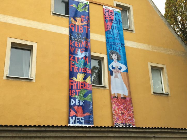 In und um den Marktplatz zeigten auch viele Banner, worum es beim Friedensfest geht. Foto: Keil