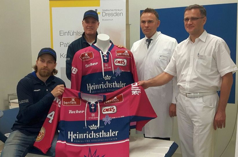 Erstmals treten in diesem Jahr auch die Dresdner Eislöwen im DEL2-Punktspiel gegen die Bietigheim Steelers mit einem Sondertrikot inkl. pinken Stutzen an, welche über die Auktionsplattform eBay im Nachgang versteigert werden. Foto: K. Wolf