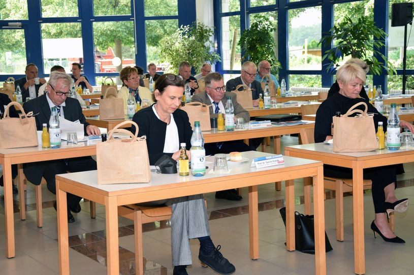 Die Tagung der Vollversammlungsmitglieder der HWK Cottbus fand im Berufsbildungs- und Technologiezentrum Gallinchen statt. BTU-Präsidentin Prof. Dr. Gesine Grande stellte den Handwerkern die künftige Ausrichtung und Zusammenarbeit mit der Wirtschaft vor. Foto: HWK Cottbus/Michel Havasi