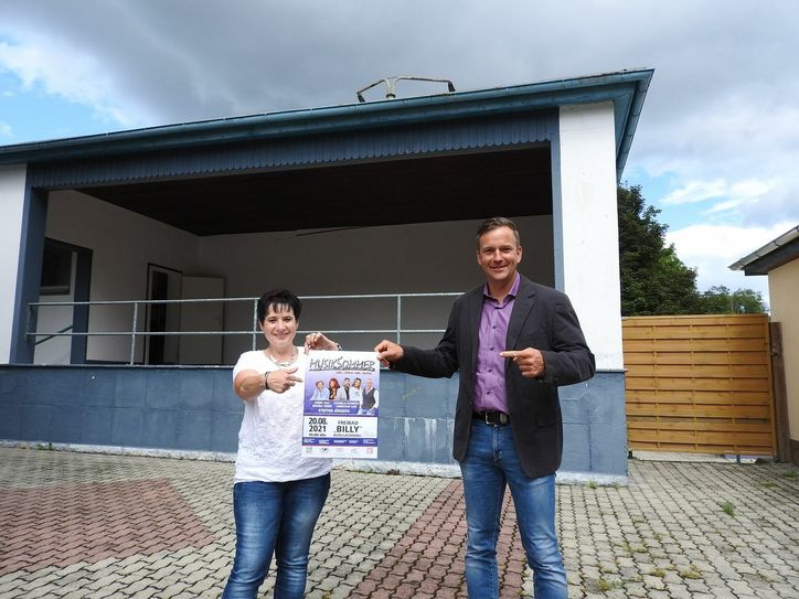 Veranstalterin Katrin Mückel (aTONa Shows) und Bürgermeister Thomas Peters mit dem Plakat vom »Musiksommer« vor der Freilichtbühne im »Billy«-Bad Berggießhübel.                                                    Foto: R. Rink