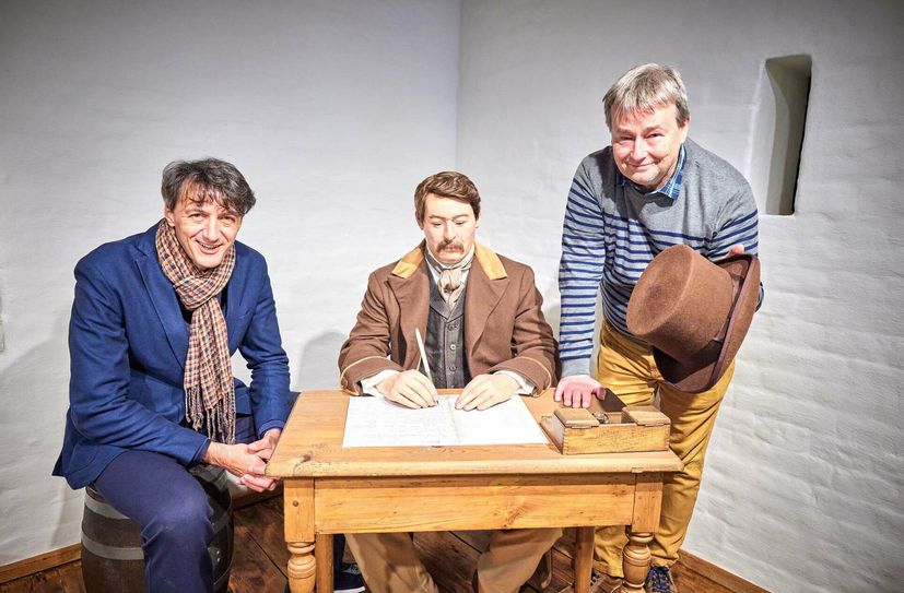 Dr. André Thieme (li.), Geschäftsführer der Festung Königstein gGmbH, und Kurator Andrej Pawluschkow mit der Figur des Geheimen Finanzrats Roch.
