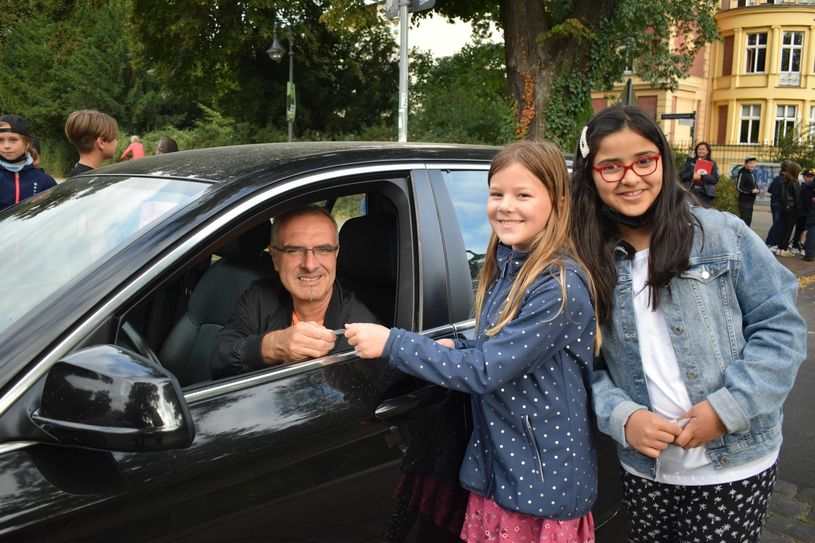 und so wie Laila und Asiel Belobigungs- oder Ermahnungskärtchen verteilen.