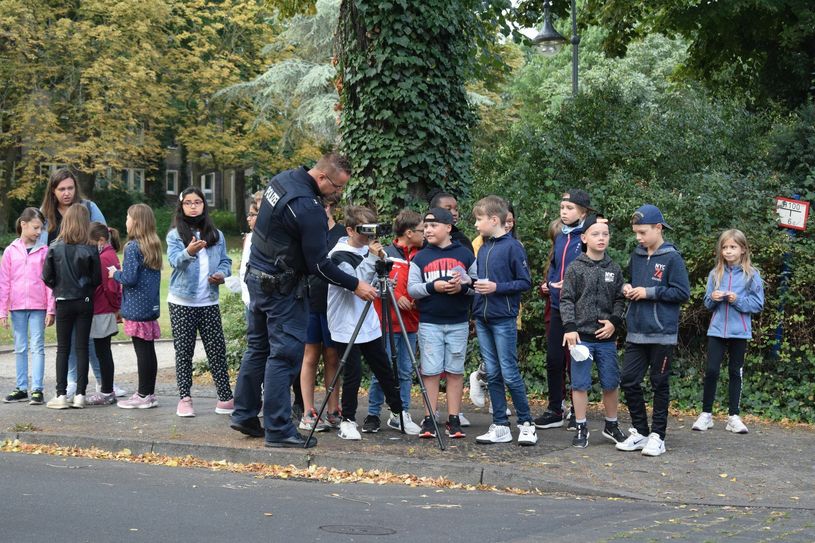 Zusammen mit Polizeioberkommissar Daniel Mattern kontrollieren die Kinder der 4. Klasse Autofahrer.