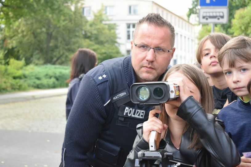 Dabei durften sie, wie Olivia, das Lasermessgerät bedienen...