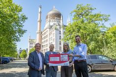Der Vorsitzende des Konzernbetriebsrates SachsenEnergie, Torsten Berndt, übergab gemeinsam mit Personalchef Ulrich Sucolowsky den Spendenscheck an arche noVa-Mitarbeiterin Meike John und Geschäftsführer Mathias Anderson (v.l.n.r.).