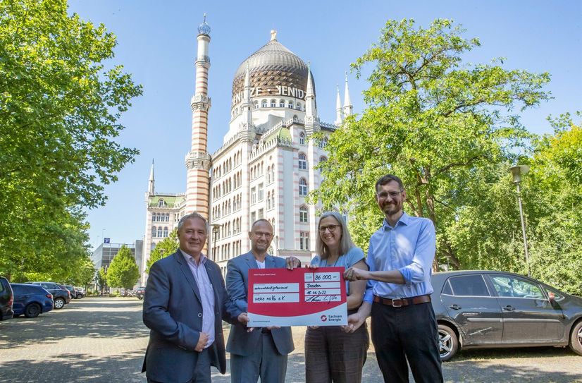 Der Vorsitzende des Konzernbetriebsrates SachsenEnergie, Torsten Berndt, übergab gemeinsam mit Personalchef Ulrich Sucolowsky den Spendenscheck an arche noVa-Mitarbeiterin Meike John und Geschäftsführer Mathias Anderson (v.l.n.r.).